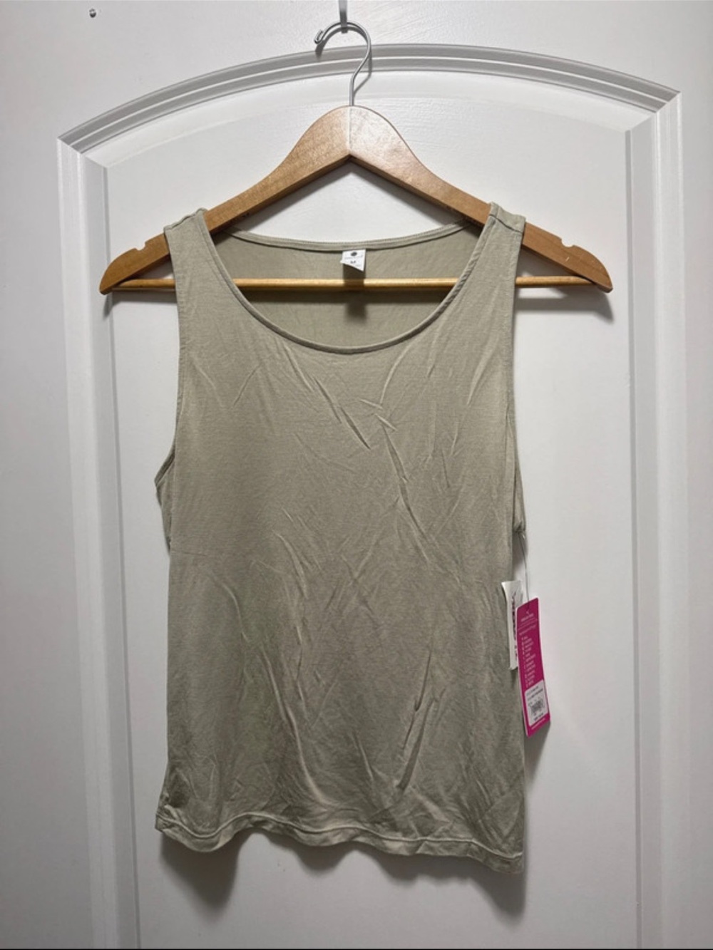 Yogalicious Women’s Sleeveless Scoop Neck Tank Top in Sage Green NWT